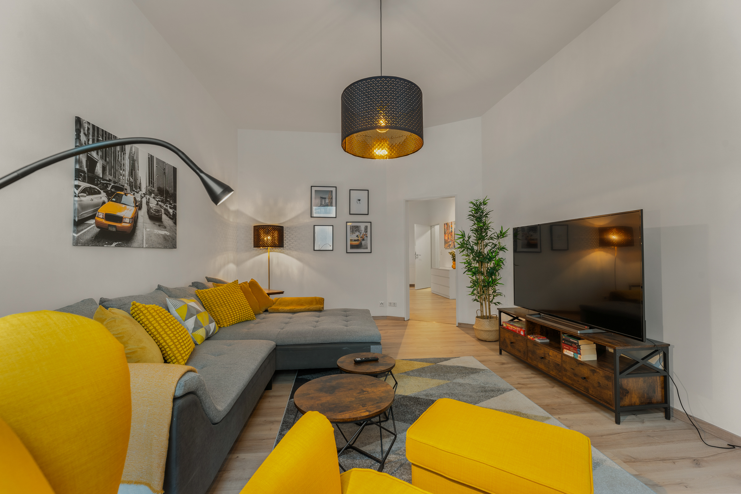 Modernes Wohnzimmer mit Schlafcouch in Oldenburg Altstadt